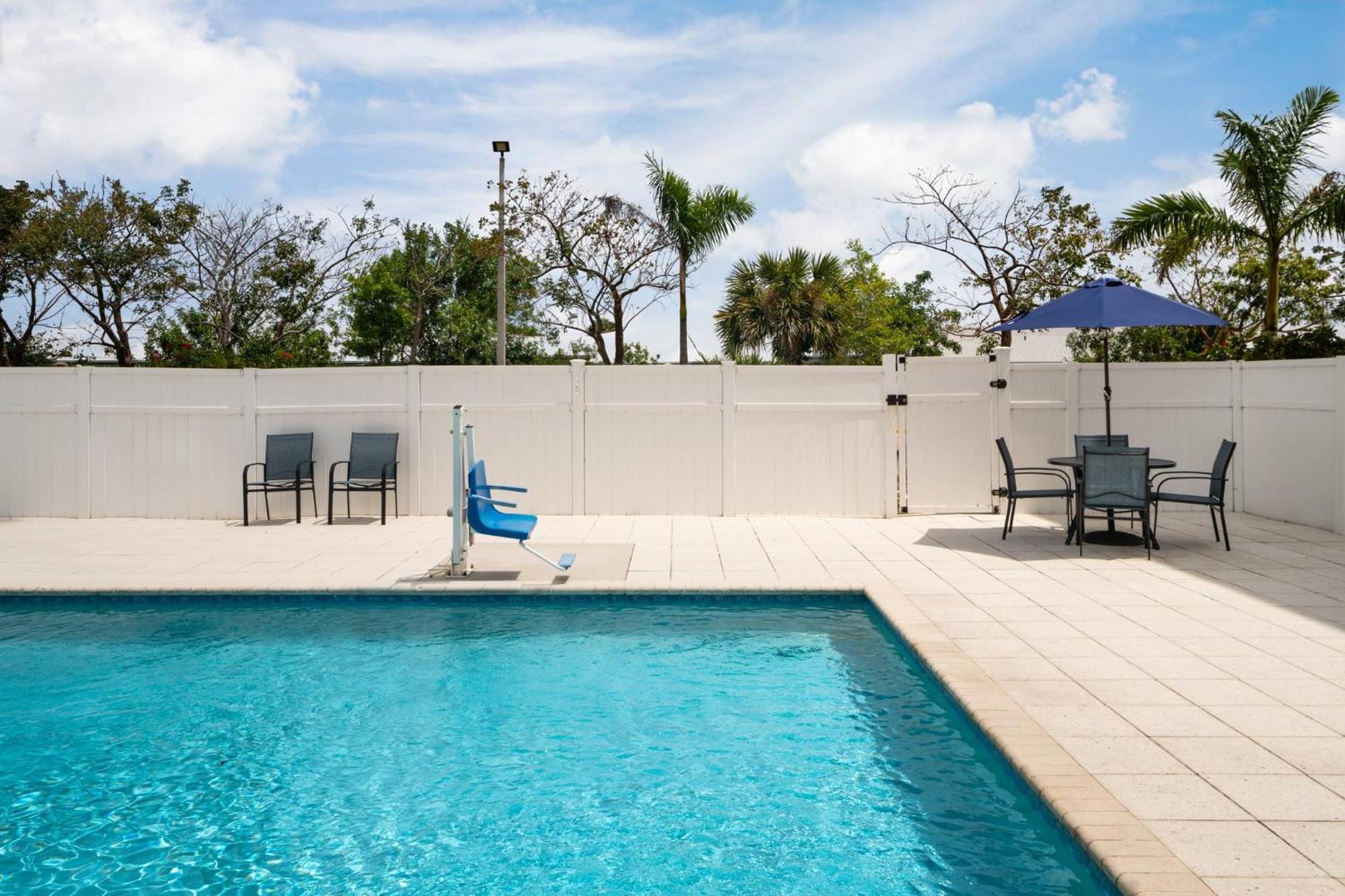 Holiday Inn Express & Suites Boynton Beach West By Ihg Exterior foto