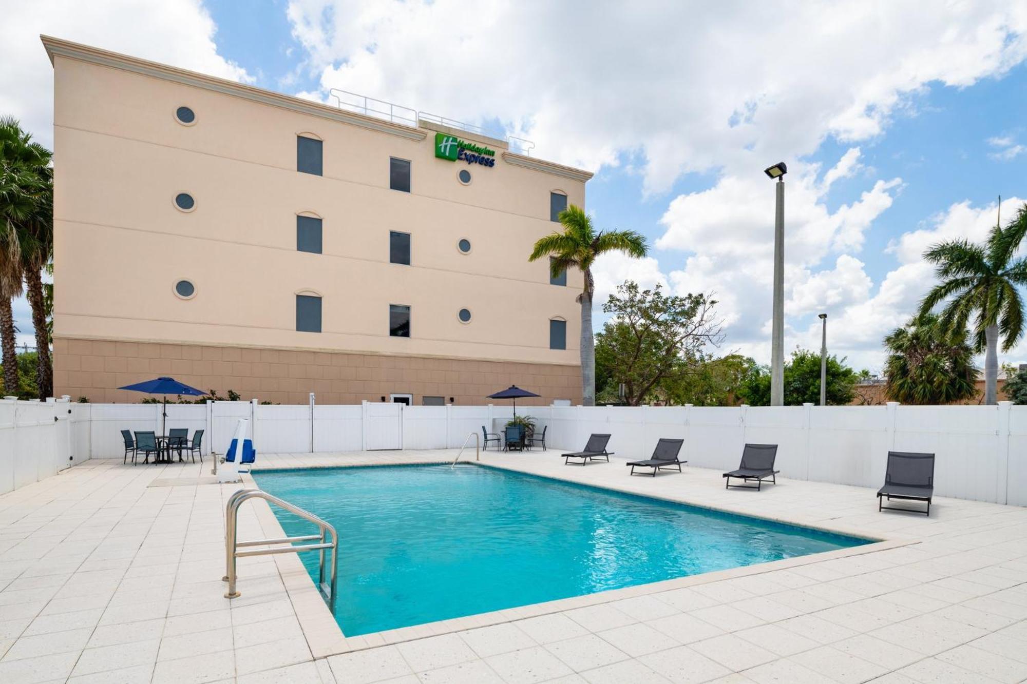 Holiday Inn Express & Suites Boynton Beach West By Ihg Exterior foto